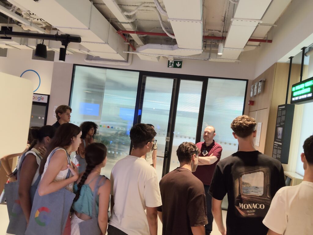 La visita incluyó una charla impartida por profesionales de Google, quienes compartieron sus experiencias personales y profesionales. Los estudiantes tuvieron la oportunidad de conocer diferentes itinerarios formativos, así como las competencias y habilidades más valoradas en el sector tecnológico.
Otro de los aspectos destacados de la jornada fue la introducción a conceptos básicos de ciberseguridad y protección digital. A través de ejemplos prácticos, el alumnado pudo comprender la importancia de la seguridad en Internet y la necesidad de adoptar hábitos responsables en el uso de las tecnologías.
